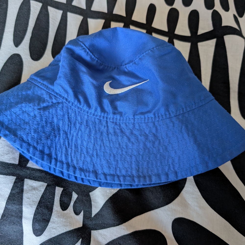 Nike Blue and White Bucket Hat Sporty Design